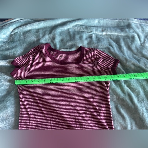 2 Womens Short Sleeve Shirts. Medium. Banana Republic and Arizona - Picture 5 of 11